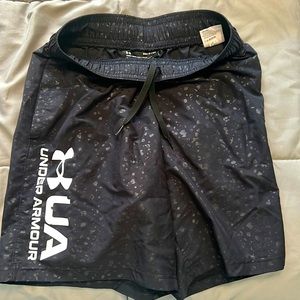 Men’s small under armor loose fit athletic shorts